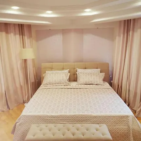 Stunning New Design Next To Park Appartement